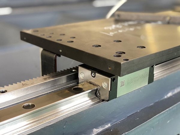 fiber laser cutting machine best rails moving parts